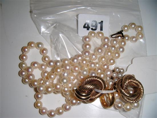 Cultured pearl necklace, a pair of earrings and a wedding band